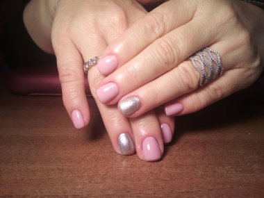 Manikürcü onu mükemmel bir manikürcüye dönüştürdü. Ellerinde cilalı jöle vardı ve müşteri mutluydu.