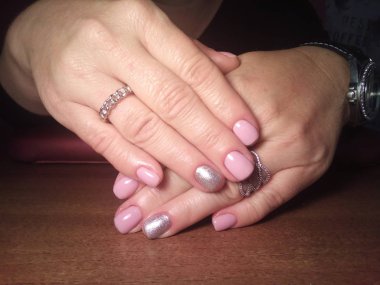 Manikürcü onu mükemmel bir manikürcüye dönüştürdü. Ellerinde cilalı jöle vardı ve müşteri mutluydu.