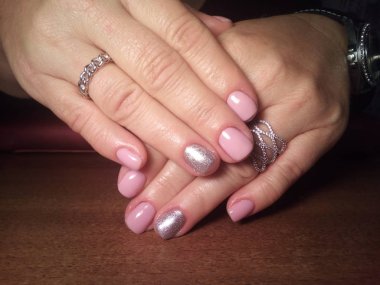 Manikürcü onu mükemmel bir manikürcüye dönüştürdü. Ellerinde cilalı jöle vardı ve müşteri mutluydu.