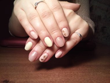 Manikürcü onu mükemmel bir manikürcüye dönüştürdü. Ellerinde cilalı jöle vardı ve müşteri mutluydu.