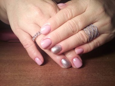 Manikürcü onu mükemmel bir manikürcüye dönüştürdü. Ellerinde cilalı jöle vardı ve müşteri mutluydu.