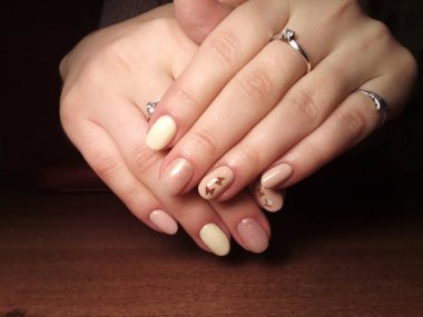 Manikürcü onu mükemmel bir manikürcüye dönüştürdü. Ellerinde cilalı jöle vardı ve müşteri mutluydu.