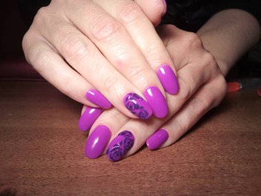 Manikürcü onu mükemmel bir manikürcüye dönüştürdü. Ellerinde cilalı jöle vardı ve müşteri mutluydu.