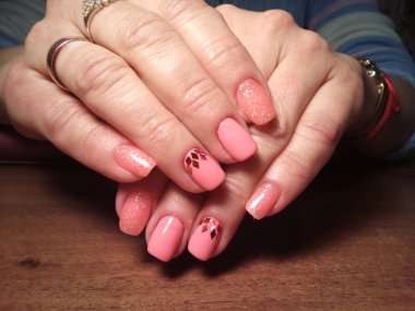 Manikürcü onu mükemmel bir manikürcüye dönüştürdü. Ellerinde cilalı jöle vardı ve müşteri mutluydu.