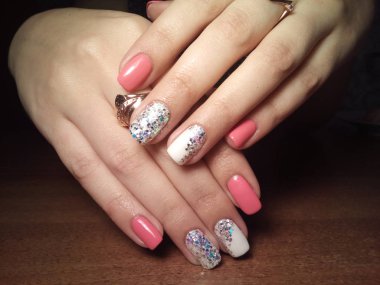 Manikürcü onu mükemmel bir manikürcüye dönüştürdü. Ellerinde cilalı jöle vardı ve müşteri mutluydu.