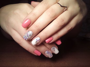 Manikürcü onu mükemmel bir manikürcüye dönüştürdü. Ellerinde cilalı jöle vardı ve müşteri mutluydu.