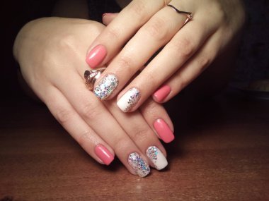 Manikürcü onu mükemmel bir manikürcüye dönüştürdü. Ellerinde cilalı jöle vardı ve müşteri mutluydu.