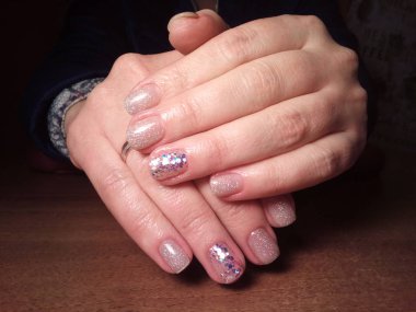 Manikürcü onu mükemmel bir manikürcüye dönüştürdü. Ellerinde cilalı jöle vardı ve müşteri mutluydu.