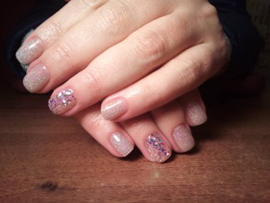 Manikürcü onu mükemmel bir manikürcüye dönüştürdü. Ellerinde cilalı jöle vardı ve müşteri mutluydu.