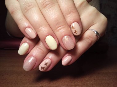 Manikürcü onu mükemmel bir manikürcüye dönüştürdü. Ellerinde cilalı jöle vardı ve müşteri mutluydu.