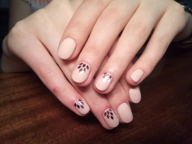 Manikürcü onu mükemmel bir manikürcüye dönüştürdü. Ellerinde cilalı jöle vardı ve müşteri mutluydu.