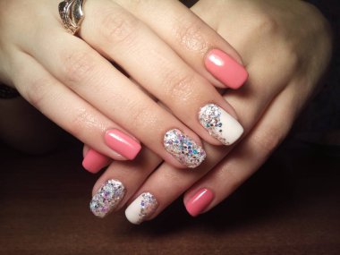 Manikürcü onu mükemmel bir manikürcüye dönüştürdü. Ellerinde cilalı jöle vardı ve müşteri mutluydu.