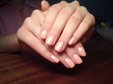 Manikürcü onu mükemmel bir manikürcüye dönüştürdü. Ellerinde cilalı jöle vardı ve müşteri mutluydu.