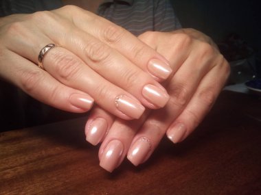 Manikürcü onu mükemmel bir manikürcüye dönüştürdü. Ellerinde cilalı jöle vardı ve müşteri mutluydu.