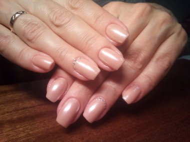 Manikürcü onu mükemmel bir manikürcüye dönüştürdü. Ellerinde cilalı jöle vardı ve müşteri mutluydu.