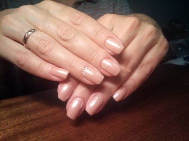 Manikürcü onu mükemmel bir manikürcüye dönüştürdü. Ellerinde cilalı jöle vardı ve müşteri mutluydu.