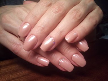 Manikürcü onu mükemmel bir manikürcüye dönüştürdü. Ellerinde cilalı jöle vardı ve müşteri mutluydu.