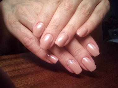 Manikürcü onu mükemmel bir manikürcüye dönüştürdü. Ellerinde cilalı jöle vardı ve müşteri mutluydu.