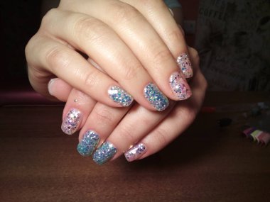 Manikürcü onu mükemmel bir manikürcüye dönüştürdü. Ellerinde cilalı jöle vardı ve müşteri mutluydu.