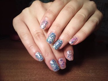 Manikürcü onu mükemmel bir manikürcüye dönüştürdü. Ellerinde cilalı jöle vardı ve müşteri mutluydu.