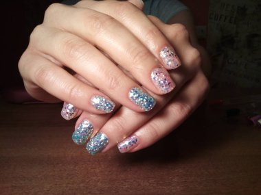 Manikürcü onu mükemmel bir manikürcüye dönüştürdü. Ellerinde cilalı jöle vardı ve müşteri mutluydu.