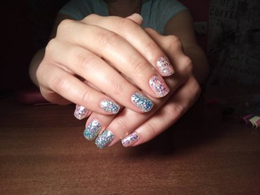 Manikürcü onu mükemmel bir manikürcüye dönüştürdü. Ellerinde cilalı jöle vardı ve müşteri mutluydu.