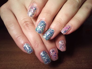 Manikürcü onu mükemmel bir manikürcüye dönüştürdü. Ellerinde cilalı jöle vardı ve müşteri mutluydu.