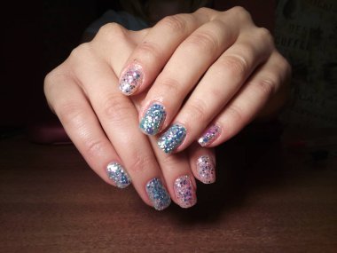 Manikürcü onu mükemmel bir manikürcüye dönüştürdü. Ellerinde cilalı jöle vardı ve müşteri mutluydu.