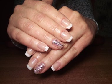 Manikürcü onu mükemmel bir manikürcüye dönüştürdü. Ellerinde cilalı jöle vardı ve müşteri mutluydu.