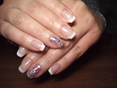 Manikürcü onu mükemmel bir manikürcüye dönüştürdü. Ellerinde cilalı jöle vardı ve müşteri mutluydu.