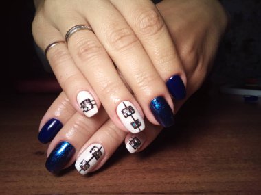 Manikürcü onu mükemmel bir manikürcüye dönüştürdü. Ellerinde cilalı jöle vardı ve müşteri mutluydu.