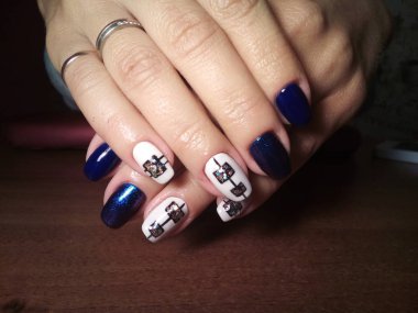 Manikürcü onu mükemmel bir manikürcüye dönüştürdü. Ellerinde cilalı jöle vardı ve müşteri mutluydu.