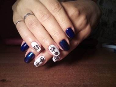 Manikürcü onu mükemmel bir manikürcüye dönüştürdü. Ellerinde cilalı jöle vardı ve müşteri mutluydu.