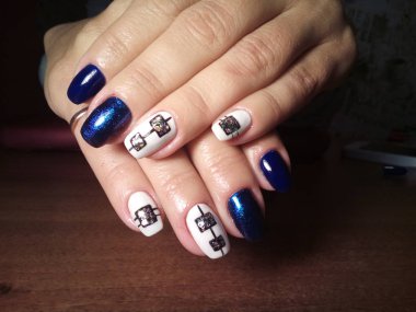 Manikürcü onu mükemmel bir manikürcüye dönüştürdü. Ellerinde cilalı jöle vardı ve müşteri mutluydu.