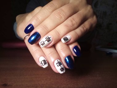 Manikürcü onu mükemmel bir manikürcüye dönüştürdü. Ellerinde cilalı jöle vardı ve müşteri mutluydu.