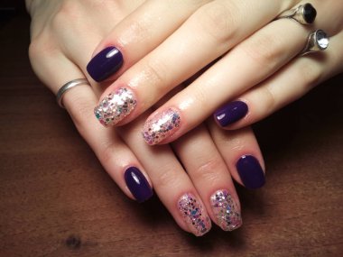 Manikürcü onu mükemmel bir manikürcüye dönüştürdü. Ellerinde cilalı jöle vardı ve müşteri mutluydu.