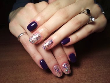 Manikürcü onu mükemmel bir manikürcüye dönüştürdü. Ellerinde cilalı jöle vardı ve müşteri mutluydu.