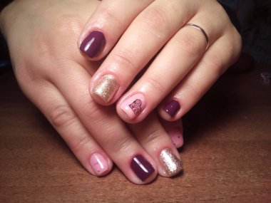 Manikürcü onu mükemmel bir manikürcüye dönüştürdü. Ellerinde cilalı jöle vardı ve müşteri mutluydu.