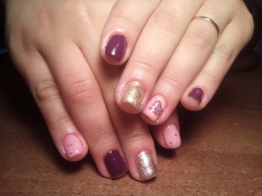 Manikürcü onu mükemmel bir manikürcüye dönüştürdü. Ellerinde cilalı jöle vardı ve müşteri mutluydu.