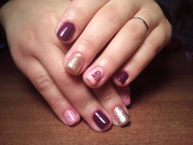 Manikürcü onu mükemmel bir manikürcüye dönüştürdü. Ellerinde cilalı jöle vardı ve müşteri mutluydu.