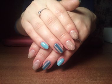 Manikürcü onu mükemmel bir manikürcüye dönüştürdü. Ellerinde cilalı jöle vardı ve müşteri mutluydu.