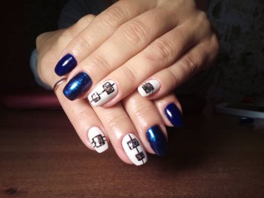 Manikürcü onu mükemmel bir manikürcüye dönüştürdü. Ellerinde cilalı jöle vardı ve müşteri mutluydu.