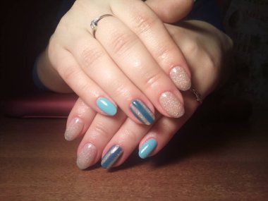 Manikürcü onu mükemmel bir manikürcüye dönüştürdü. Ellerinde cilalı jöle vardı ve müşteri mutluydu.