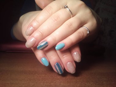 Manikürcü onu mükemmel bir manikürcüye dönüştürdü. Ellerinde cilalı jöle vardı ve müşteri mutluydu.