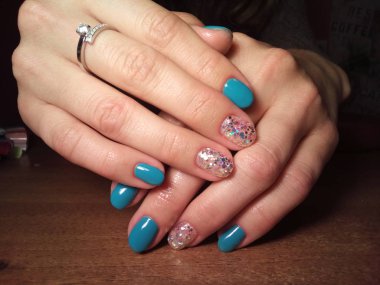 Manikürcü onu mükemmel bir manikürcüye dönüştürdü. Ellerinde cilalı jöle vardı ve müşteri mutluydu.