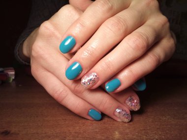 Manikürcü onu mükemmel bir manikürcüye dönüştürdü. Ellerinde cilalı jöle vardı ve müşteri mutluydu.