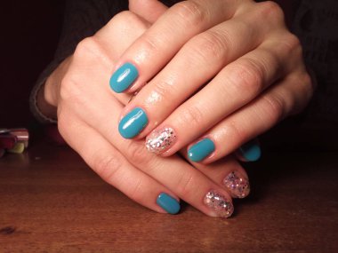 Manikürcü onu mükemmel bir manikürcüye dönüştürdü. Ellerinde cilalı jöle vardı ve müşteri mutluydu.