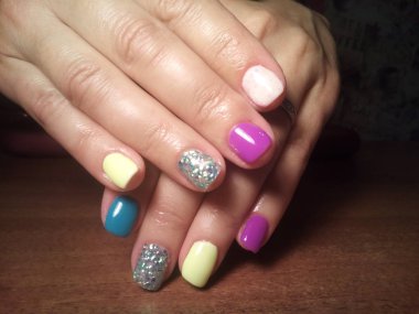 Manikürcü onu mükemmel bir manikürcüye dönüştürdü. Ellerinde cilalı jöle vardı ve müşteri mutluydu.