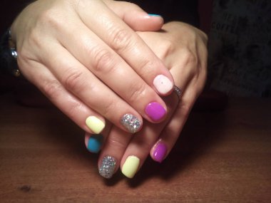 Manikürcü onu mükemmel bir manikürcüye dönüştürdü. Ellerinde cilalı jöle vardı ve müşteri mutluydu.