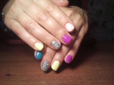 Manikürcü onu mükemmel bir manikürcüye dönüştürdü. Ellerinde cilalı jöle vardı ve müşteri mutluydu.